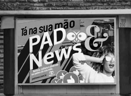 Foto preto e branca de uma banca de revistas com um banner da PAD News.