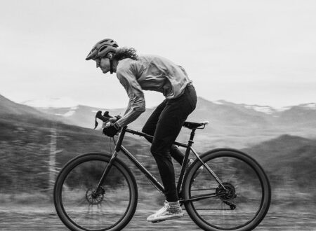 Imagem preto e branco de um homem andando de bicicleta